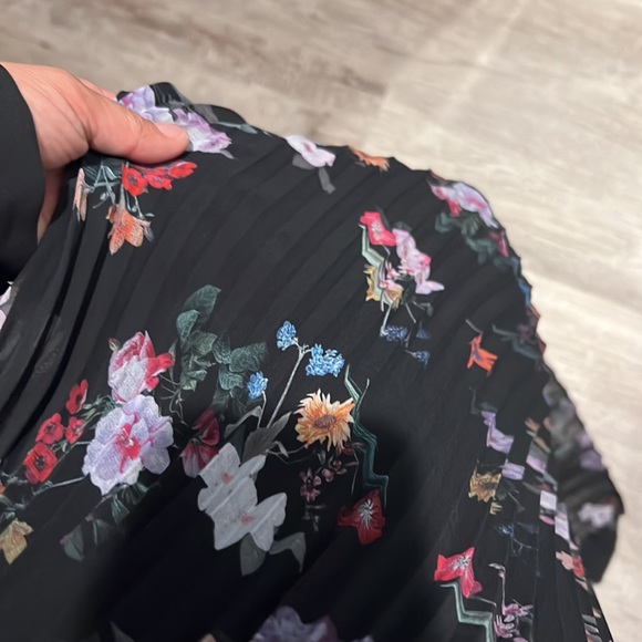 Bebe sheer pleated maxi - Picture 3 of 8